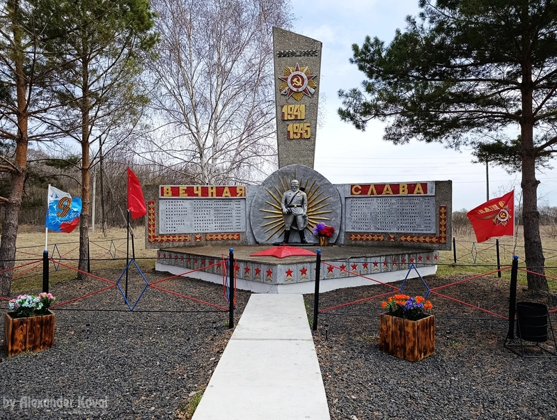 Памятник воинам односельчанам, павшим в сражениях  Вели...