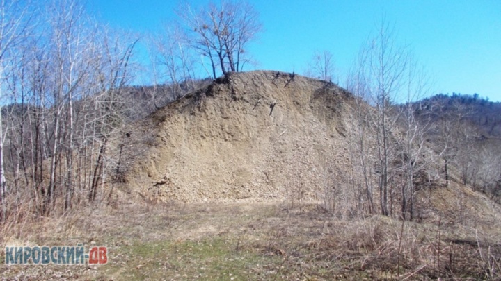 террикон рудной породы в п. Горный террикон рудной породы в п. Горный