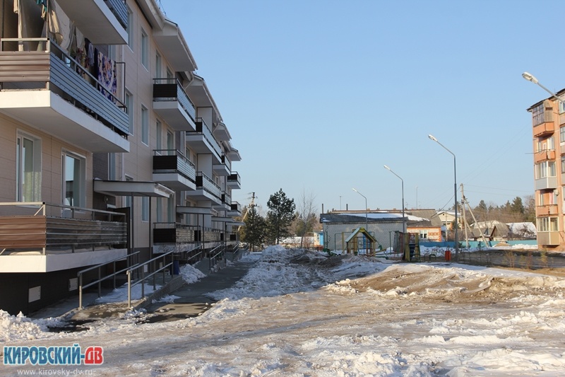 Площадка у новостройки, пгт.Кировский