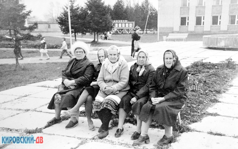 У фонтана, пгт.Кировский